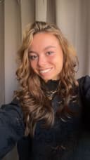 Elise Macaigne signature